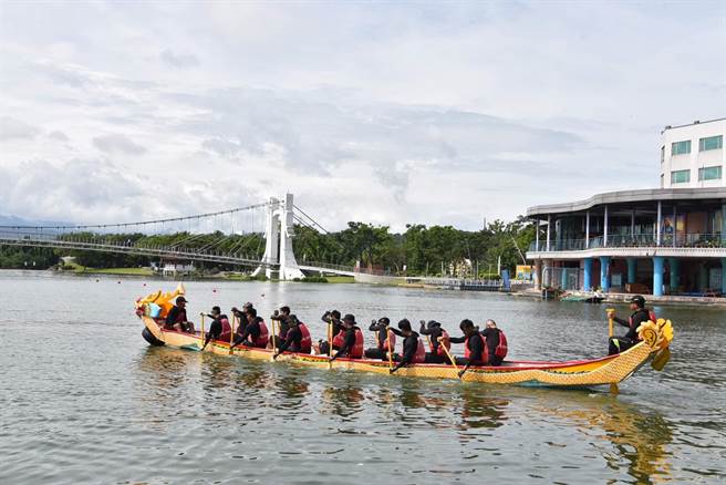 桃园龙潭端午龙舟赛将登场，桃警团队从各分局挑选实力强劲选手，自5月底开始每天不畏烈日细雨的密集训练。（翻摄照片／蔡明亘桃园传真）