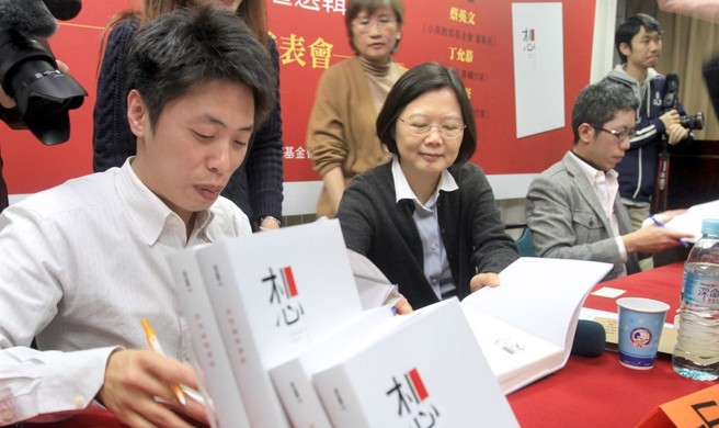 图为2014年，张之豪（左）出现在想想论坛新书发表会。（本报资料照）