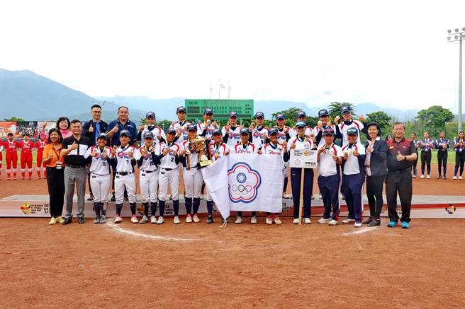 第一屆U15亞洲盃女子壘球賽17日舉行金牌之戰，最後中華隊以3比2擊敗日本隊奪下金牌。（南投縣政府提供／馮惠宜南投傳真）