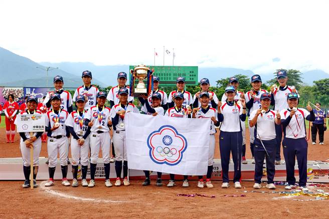 第一屆U15亞洲盃女子壘球賽17日舉行金牌之戰，最後中華隊以3比2擊敗日本隊奪下金牌。（南投縣政府提供／馮惠宜南投傳真）