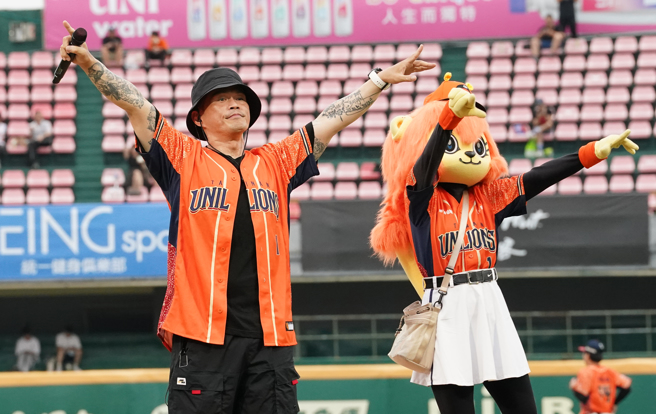 大支为统一狮「台南400狮在棒」赛前献唱并开球。（统一狮提供）