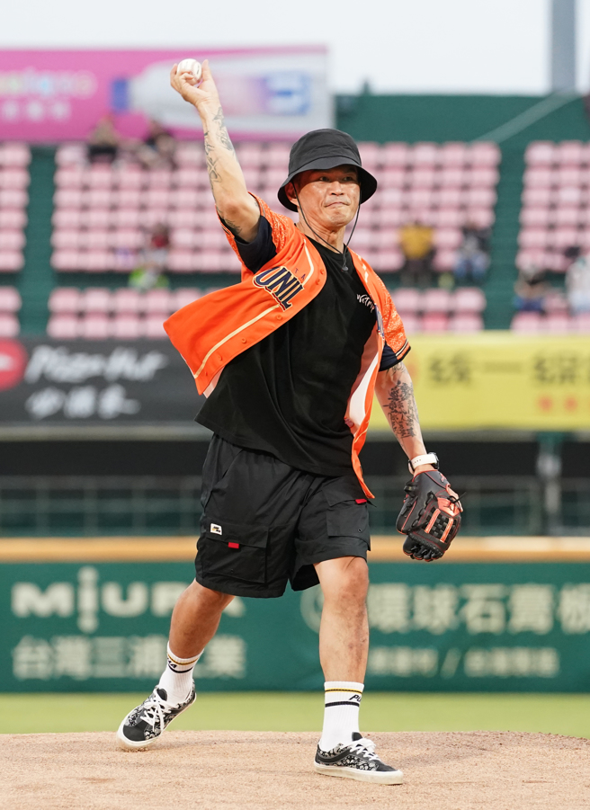 大支为统一狮「台南400狮在棒」赛前献唱并开球。（统一狮提供）