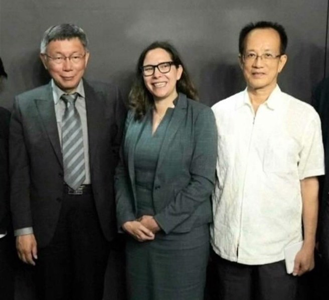 针对习近平喊出极端情况，林富男认为，需先团结台湾稳定内部。图为民眾党主席柯文哲(左起)、AIT主席罗森柏格、民眾党中央委员林富男合影。（林富男提供）