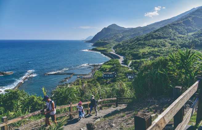 走上步道不久，即可見到一片海岸階地地質景觀，與蜿蜒的海岸公路美景。（圖/ 花蓮趣提供）