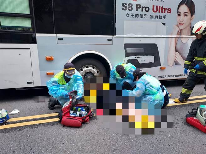 车祸发生后，警消派员前往救援，不过王妇脱困时已失去生命迹象。（消防局提供）