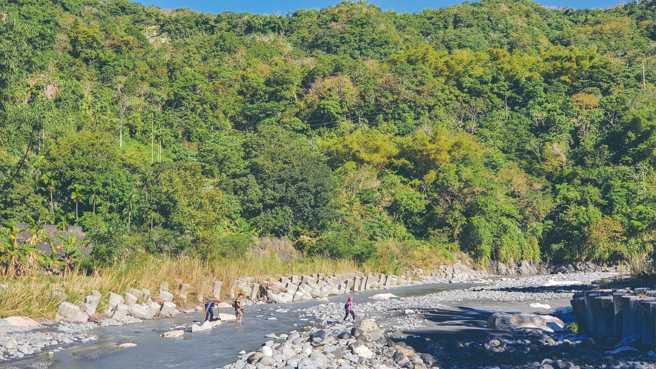 从八里湾分校出发，涉水越过拦砂坝来到对岸，沿着左侧墙边找到一处缺口阶梯往上，即为登山口。（李家辉提供）