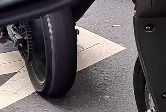 有网友在街头发现1辆重机后轮出现「单侧生命线」，引发其他网友歪楼「他左弯比较厉害」。（翻摄自脸书爆料公社）