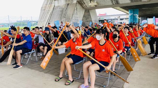 臺北市政府于6月17日至18日在大佳河滨公园举办免费参加的龙舟体验营，让提供全家大小同乐享受运动时光，全民一起动起来。(戴志扬翻摄)