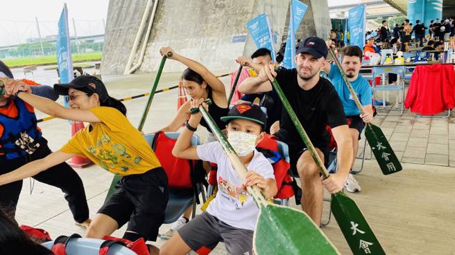 在体验之前教练会在岸边进行基本训练，教导如何穿救生衣、如何拿桨及操舟。(戴志扬翻摄)