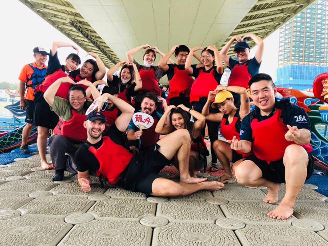 参加民眾相当踊跃，现场更有不少外籍民眾也前来体验端午节特有的划龙舟，表示感觉相当新鲜。(戴志扬翻摄)