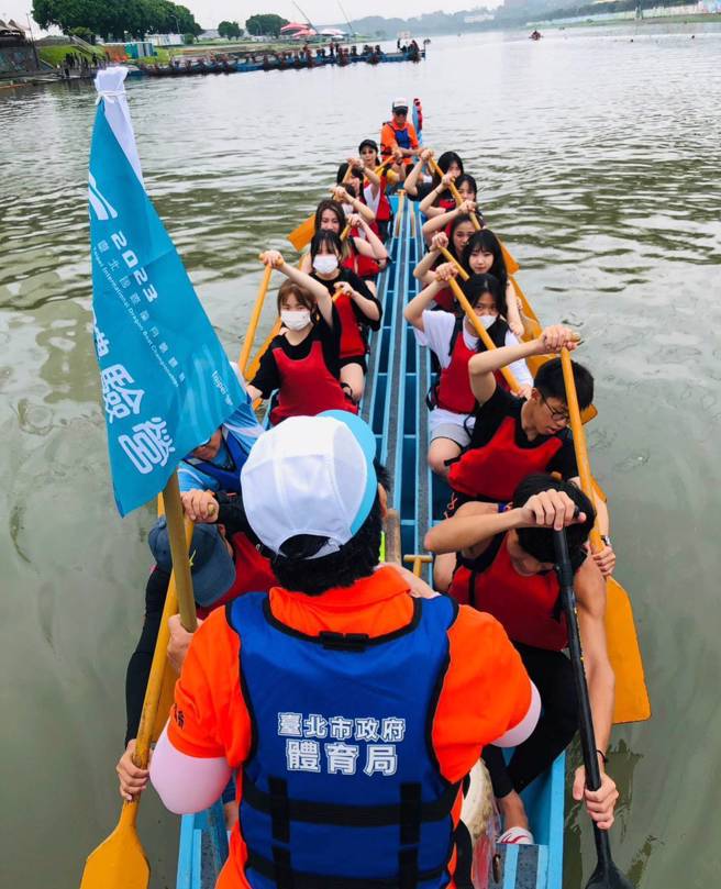 实际下水上龙舟也有安排艘船专属的教练、舵手老师与助划桨手随行。(戴志扬翻摄)