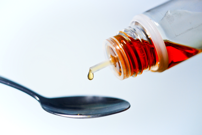 路透社独家报导，去年与全球300名婴幼儿死亡有关的有毒止咳糖浆还有「未爆弹」。（示意图／Shutterstock）