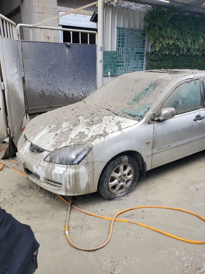 台北市北投区中央南路一段、大兴街口一处大楼工地，因施工不慎造成爆模，水泥碎石直接从19楼掉落，下起泥浆雨，造成3台车辆毁损、1人受伤。（图／警方提供）