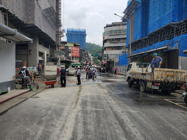 台北市北投区中央南路一段、大兴街口一处大楼工地，因施工不慎造成爆模，水泥碎石直接从19楼掉落，下起泥浆雨，造成3台车辆毁损、1人受伤。（图／警方提供）