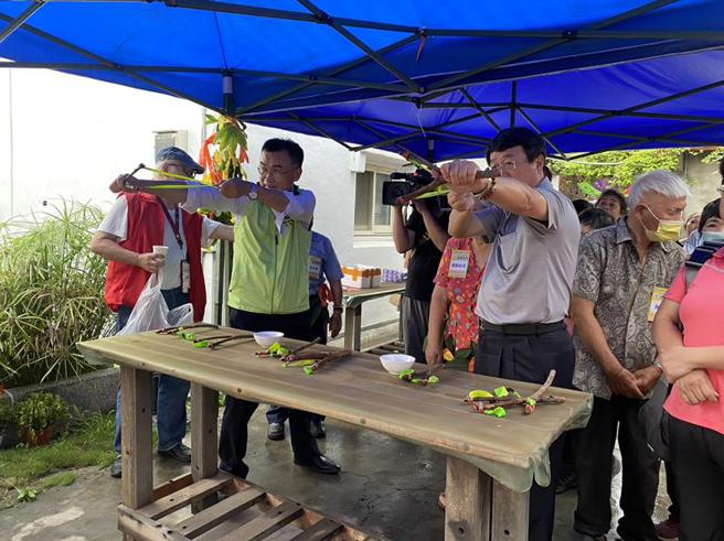 （陈吉仲打弹弓。图／农委会提供）