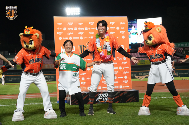 统一狮古林睿炀获选单场MVP，赛后站上颁奖台与阿嬷一起跳舞。（统一狮提供）