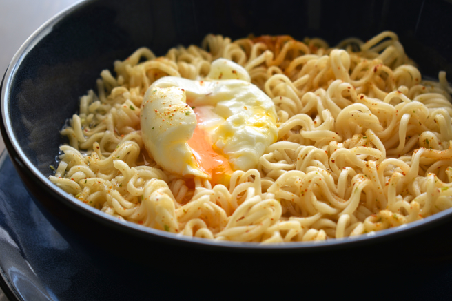 许多人半夜突然肚子饿时，都会吃泡麵填饱肚子。（示意图／shutterstock）