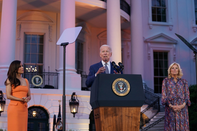 拜登在女星隆格丽亚导演的新片首映会致词。第一夫人吉儿拜登也在台上。（美联社）