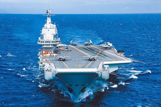 圖為山東艦近日赴渤海展開艦機訓練。（摘自南部戰區微博）