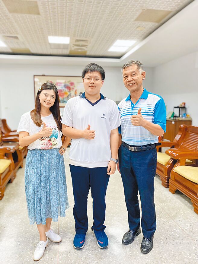 彰化市精誠中學三年級學生林均嶧（中）順利錄取陽明交通大學醫學系，該校校長游源忠（右）與國中導師陳儀芳（左）與有榮焉。（孫英哲攝）