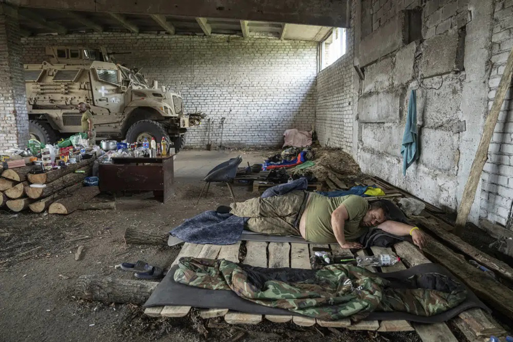 顿内次克战线，乌军在完成夜班后休息。远处停放的是美国提供的MaxxPro防地雷车，乌军称其为「坚不可摧」。图/美联社(photo:ChinaTimes)