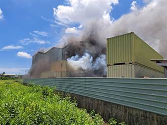 台南風扇工廠大火 易燃品堆疊倉庫「濃煙遮天」無人受困