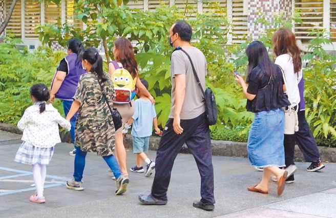 新北幼儿园喂药疑案家长说明会日前在新北市莒光国小举行，傍晚陆续有家长前往会场。（本报资料照片/姚志平摄）