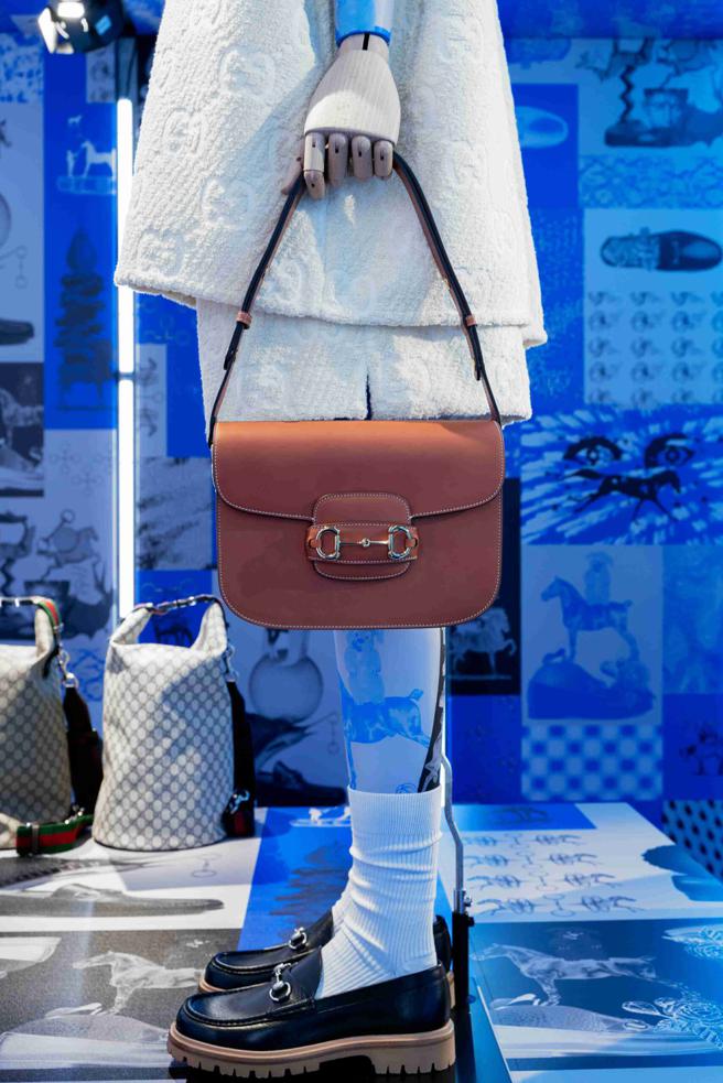 过去马衔炼设计问世初期仅作为鞋面装饰，但过去七十年间已跨足珠宝、服饰、包款设计，成为品牌经典象徵。（Gucci提供）