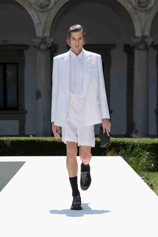 Valentino睽违三年取消男女合秀的习惯，以2024春夏男装系列回归米兰，以致敬品牌创办人1985年的首个男装秀。（Valentino提供）