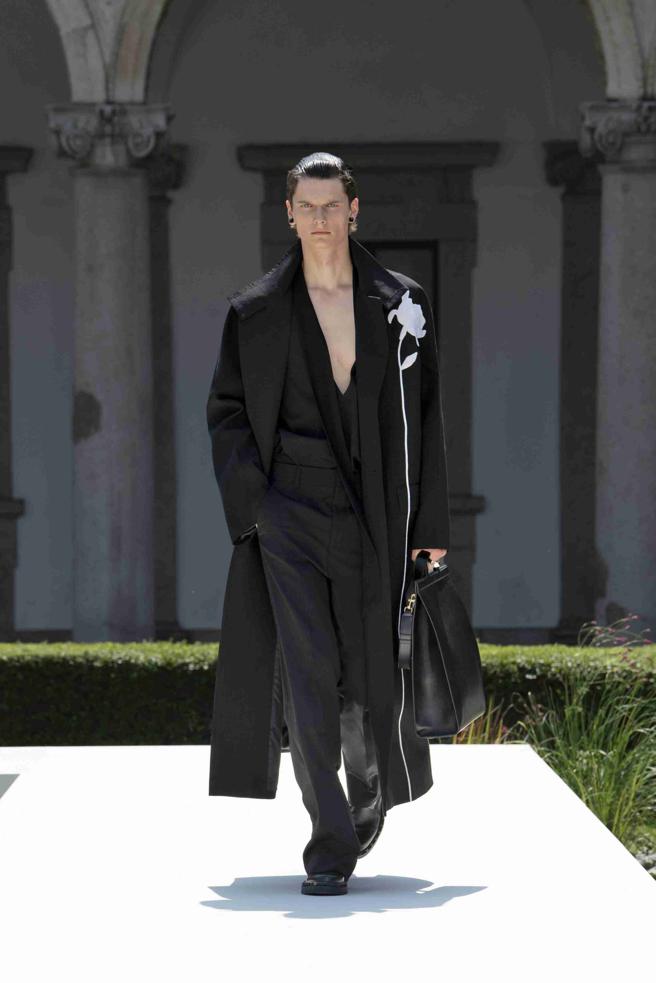 Valentino本季将「花朵」贯穿全系列，如将花朵取代领带挑战对传统男装的既定印象。（Valentino提供）