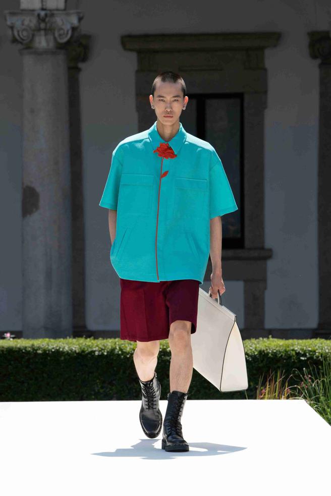 Valentino本季将「花朵」贯穿全系列，如将花朵取代领带挑战对传统男装的既定印象。（Valentino提供）