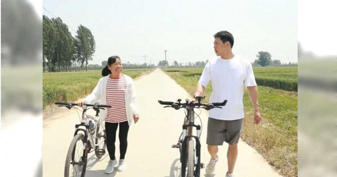 金己翔（右）指出，只要听到妈妈开心的笑声和健康的样子，长久的努力就很值得。（图／翻摄自微博／中国之声）