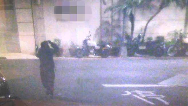 监视器拍下黑衣人身影，警方正追缉中。（翻摄照片／高雄洪靖宜传真）