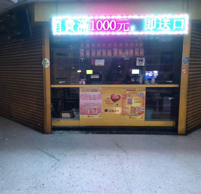 黑衣人窃走现金及彩券。（翻摄照片／高雄洪靖宜传真）