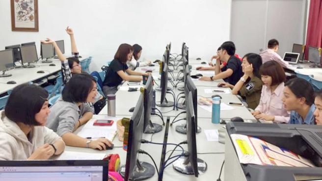 在就读大学期间，小路（右上角）就开始踏入投资市场。（图／小路提供）