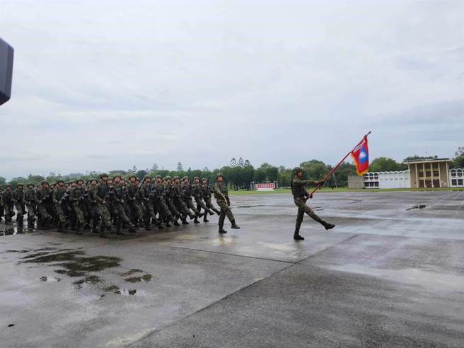 栗正杰痛批，国军新式正步最不对的地方，就是以本图中的姿势向阅兵台长官敬礼。（中时资料照，林雅惠摄）