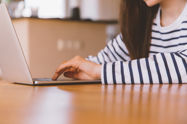 一名上班族女子以为自己工作能力差，直到和准备离职的前组员聊天后，才发现应该是主管交流能力有问题。（示意图／达志影像）