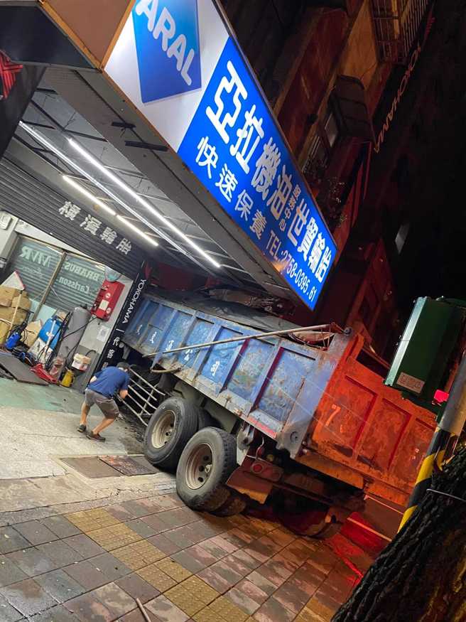 信义区卡车直衝轮胎行1伤  骑楼柱子没了「靠车子撑着」。(翻摄自爆料公社)