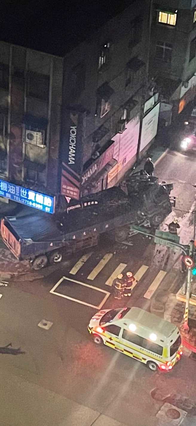 信义区卡车直衝轮胎行1伤  骑楼柱子没了「靠车子撑着」。(翻摄自爆料公社)