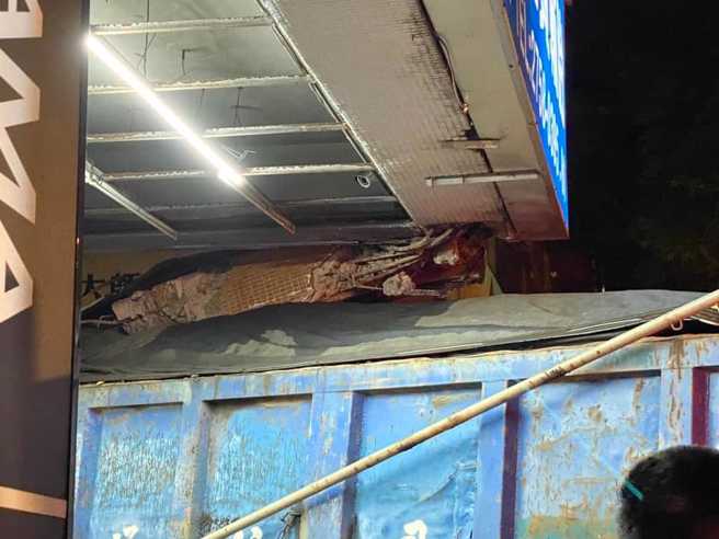 信义区卡车直衝轮胎行1伤  骑楼柱子没了「靠车子撑着」。(翻摄自爆料公社)