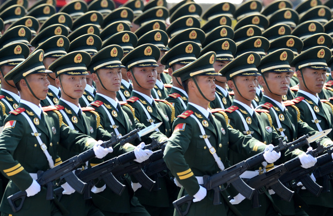 共军和武警阅兵时，会以「劈枪后端枪、向右看行注目礼」的方式向阅兵台长官敬礼。（图 / 新华社）