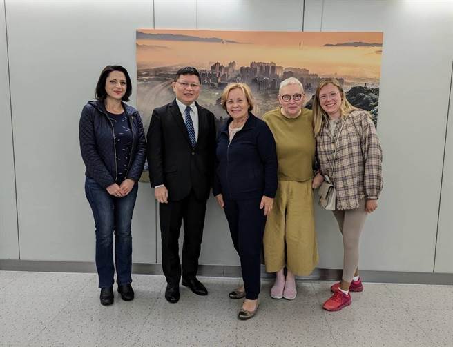 歐洲議會跨黨派友我議員團長茱娜薇副主席（左三）率團抵台，外交部歐洲司副司長林主恩（左二）前往接機。(外交部提供)