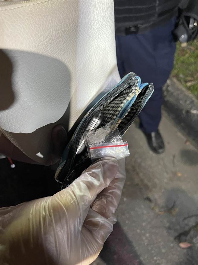 另外于他车上查获毒品。（翻摄照片／高雄洪靖宜传真）