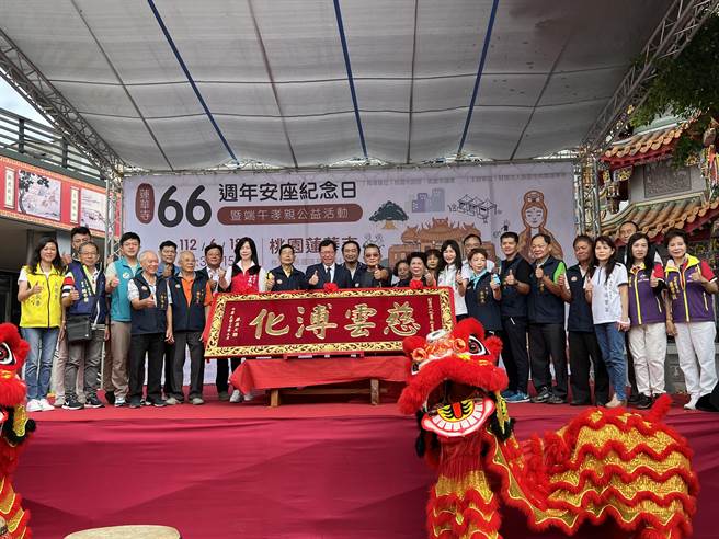 副阁揆郑文灿代表蔡英文总统赠匾「慈云溥化」给莲华寺。(蔡依珍摄)