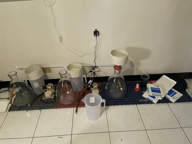 41余岁的陈男与37岁杨男购买2万颗感冒药锭于高雄、屏东租下3个处所分阶段制毒，日前遭警方攻坚一举破获。（台中市警察局提供／冯惠宜台中传真）