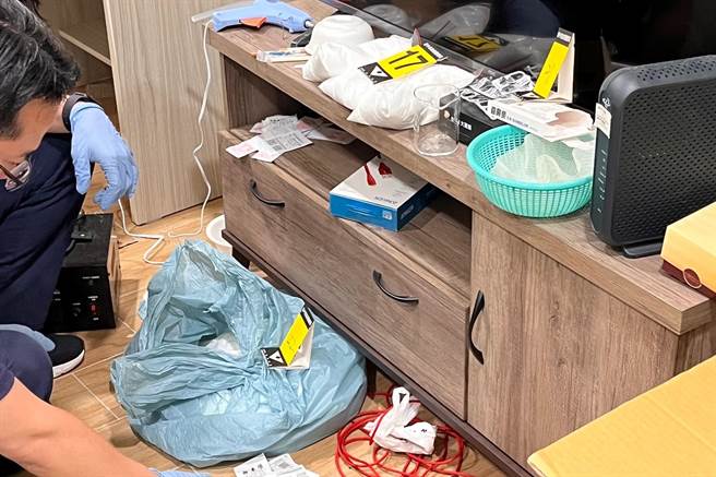 警方俟时机成熟，同步于陈、杨两人所承租之三处处所执行搜索，现场查扣成品安非他命100余克、液态安非他命近2000CC、大量感冒药锭，量杯、滤纸、加热器、冰箱、脱水机等制毒工具。（台中市警察局提供／冯惠宜台中传真）