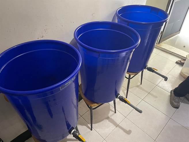 警方俟时机成熟，同步于陈、杨两人所承租之三处处所执行搜索，现场查扣成品安非他命100余克、液态安非他命近2000CC、大量感冒药锭，量杯、滤纸、加热器、冰箱、脱水机等制毒工具。（台中市警察局提供／冯惠宜台中传真）