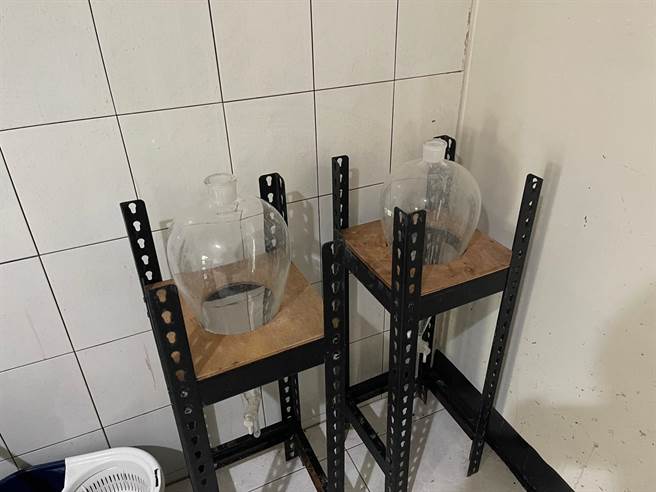 警方俟时机成熟，同步于陈、杨两人所承租之三处处所执行搜索，现场查扣成品安非他命100余克、液态安非他命近2000CC、大量感冒药锭，量杯、滤纸、加热器、冰箱、脱水机等制毒工具。（台中市警察局提供／冯惠宜台中传真）