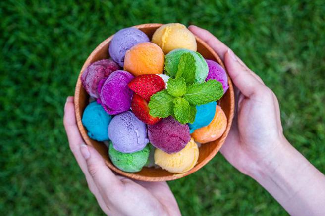 （太鲁阁晶英酒店推出「午后彩虹冰」，以百年糖厂甘蔗冰做底，搭配七种口味的水果冰球，清凉又消暑。图／太鲁阁晶英酒店提供）