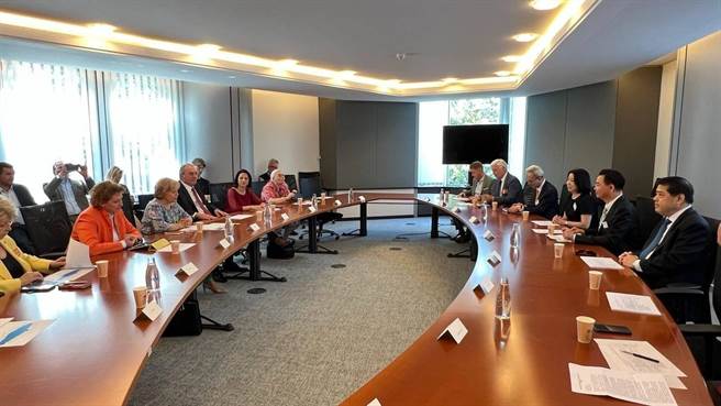 外交部长吴钊燮一行在欧洲议会与多位跨党团欧洲议会议员、比利时、卢森堡国会议员及英国上议院议员就双方关切议题进行交流。(外交部长吴钊燮一行在欧洲议会与多位跨党团欧洲议会议员、比利时、卢森堡国会议员及英国上议院议员就双方关切议题进行交流。(外交部提供)